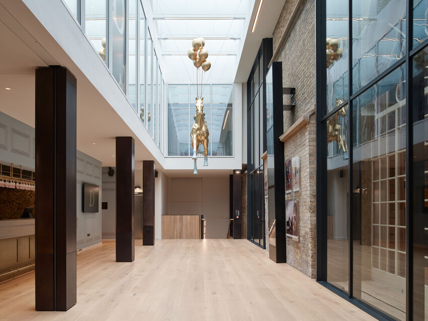 Gallery Bar with view of suspended golden horse and balloon statue