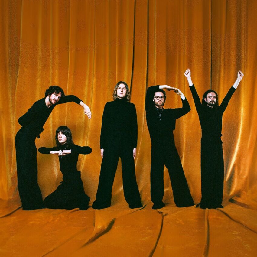 5 people use their bodies to spell out the name 'Gary'