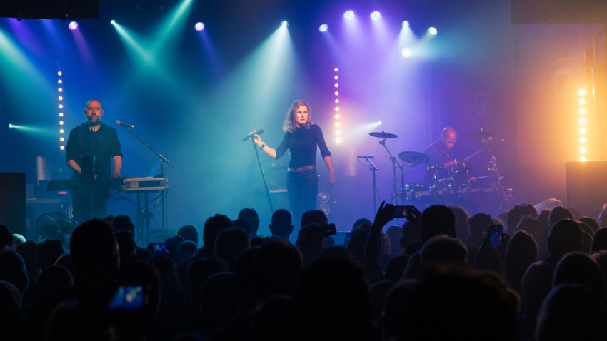 Alison Moyet on stage with a drummer and keyboardist in front of a packed crowd