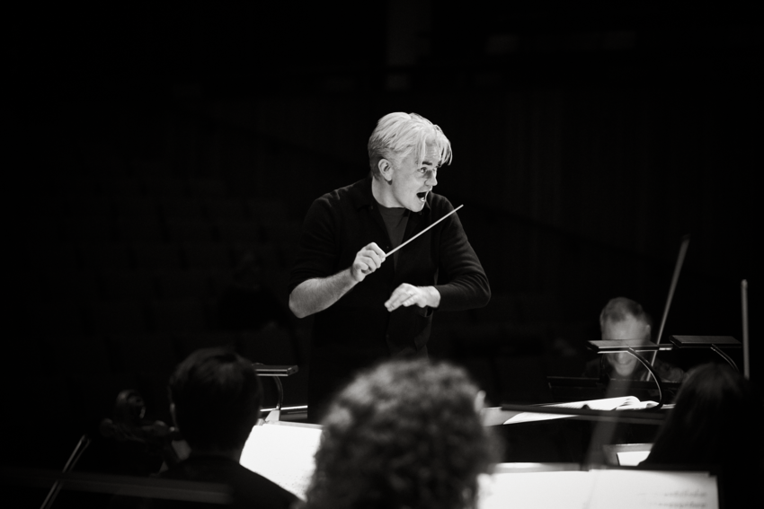 Edward Gardner conducting