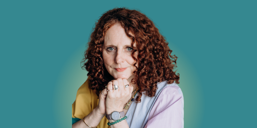 Maggie O'Farrell holding her hands on her chin and smiling