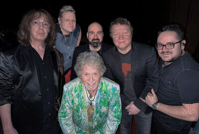 Six members of Jon Anderson and the Band Geeks